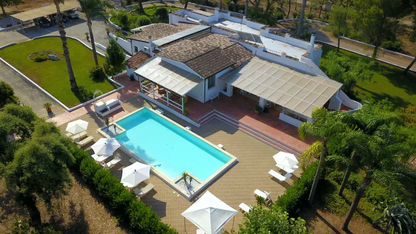 Villa Vetti, vacker villa omgiven av grönska med pool, några km från havet - Image 1