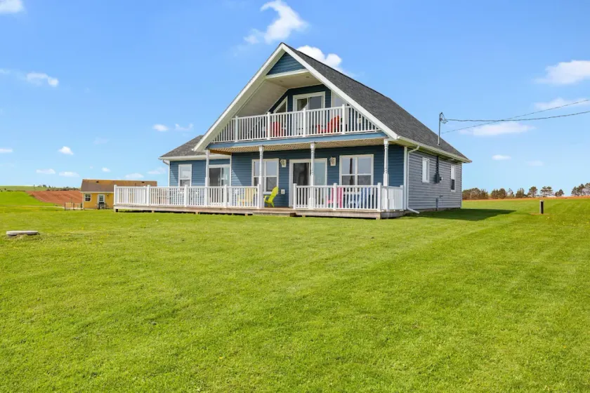 Blue by the Sea w/bunkie- 10 min walk to the beach - Image 1