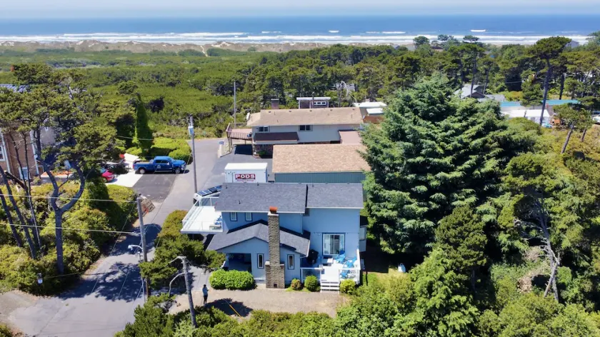 Coastal Bliss, Ocean Views, 0.3 walk to Beach - 6beds, sleeps 9, dog friendly - Image 1