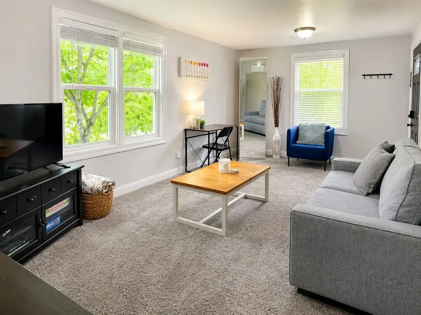 Cozy Private Retreat Near Downtown + Hospital - Image 1