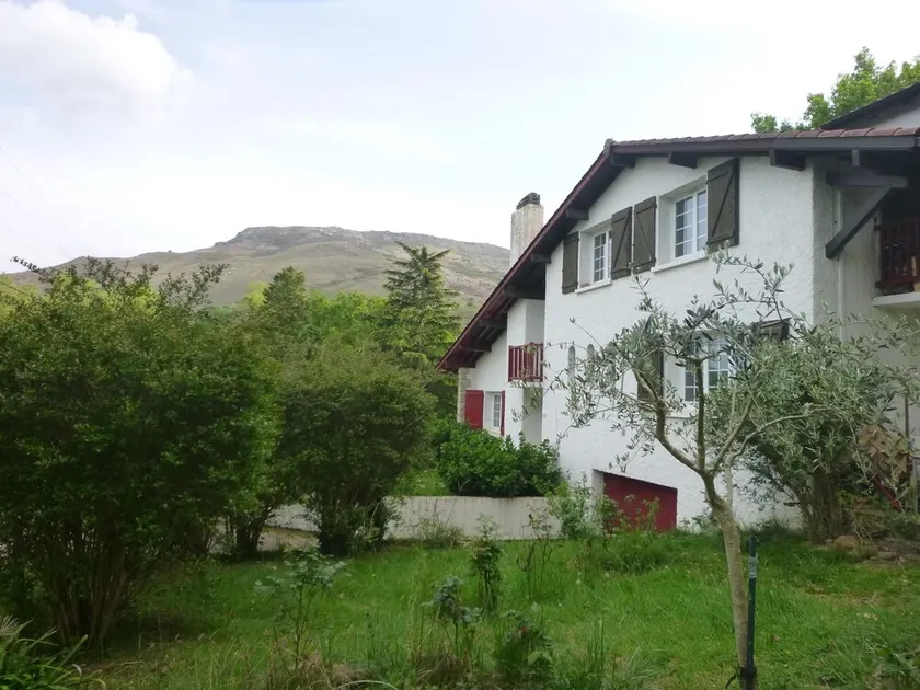 Hus på 200m2 på park på 2500m2 i fred och framför berget - Image 1