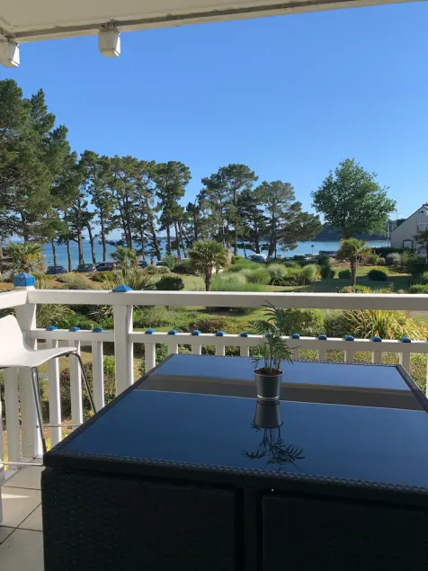 Lejlighed med havudsigt terrasse, strand 20 meter væk, swimmingpool og have - Image 1