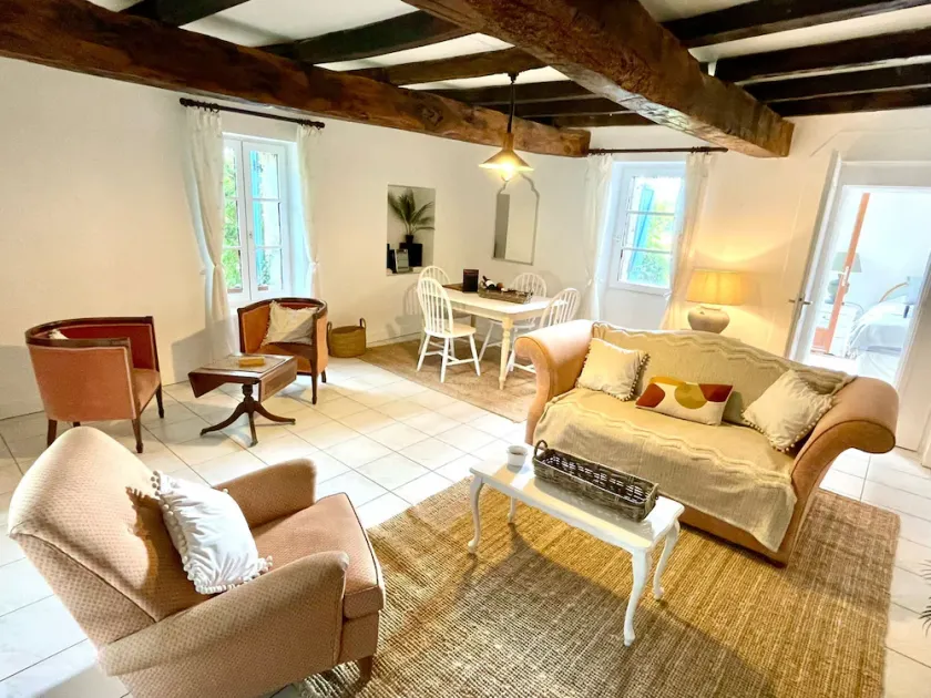 Pomegranate Gite Sleeps 4 with Pool - Image 1