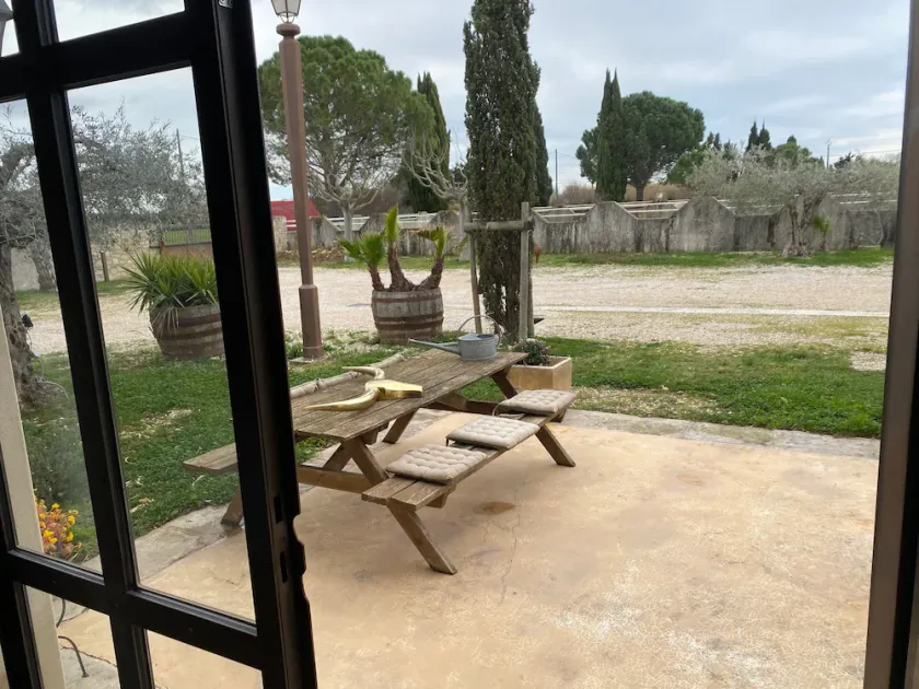 Country property on the outskirts of Arles - Image 1