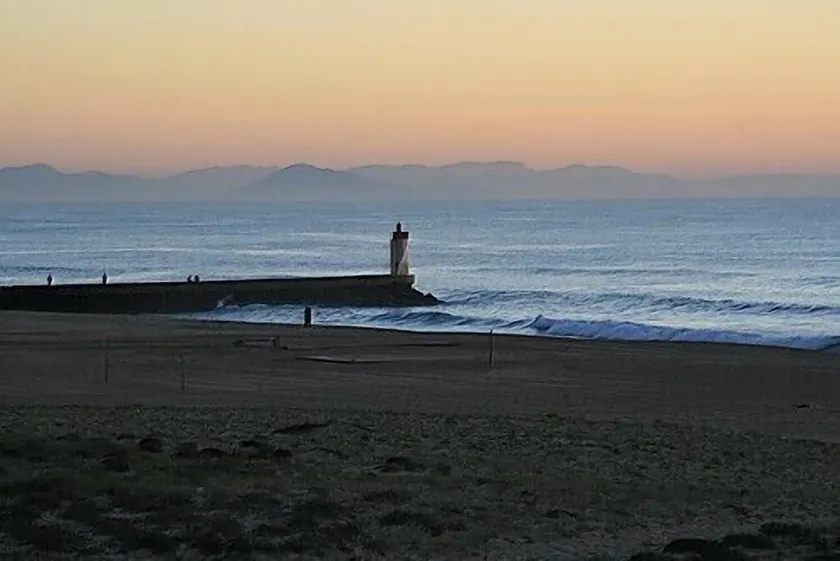 <--DIRECT sur cette  PLAGE, lumineux; VUE MER. T2*****42m2+TERRASSE+garage WIFI - Image 1