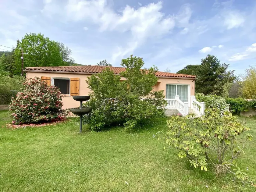 Beautiful single storey villa with air conditioning and land of over 1000m² - Image 1