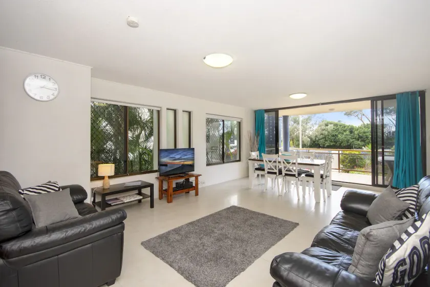 4 Seaward - 3 bedroom unit directly opposite the beach - Image 1