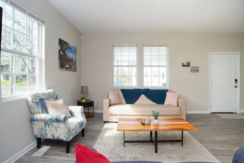 Renovated Fuse Entertainment District  DT 4 BR/3BA - Image 1