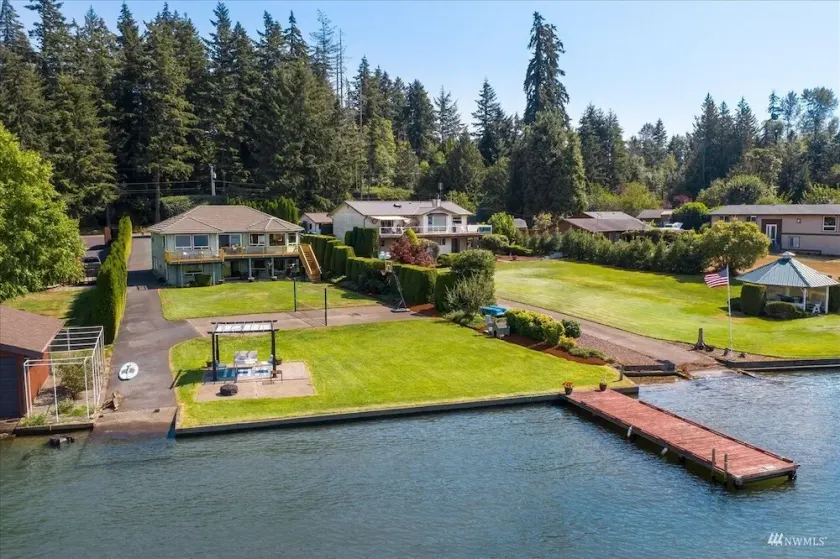 Sunset Lake Retreat@ Lake Tapps-Lakefront, Spacious, Sports court, Kayaks - Image 1