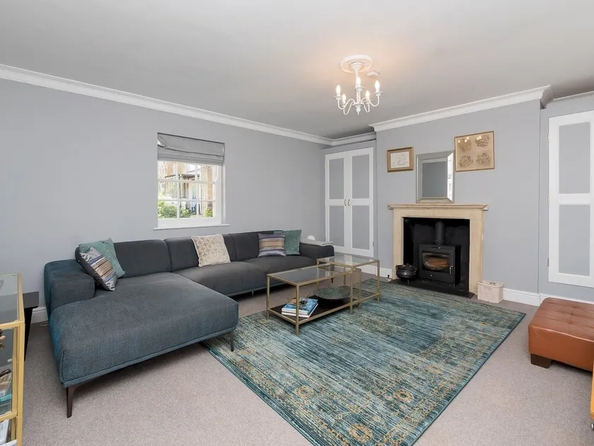Stunning 2 bed townhouse in city centre - Pass the Keys - Image 1