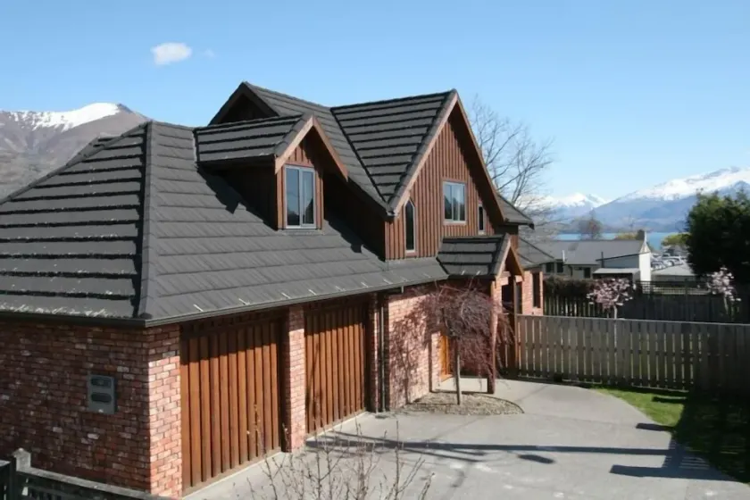 Enviable downtown Wanaka location. Room for  up to 9 guests - Image 1