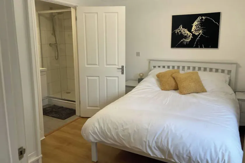 1 Bed and Sofa bed Sleeps 4,Pets Ok - Free parking - Image 1