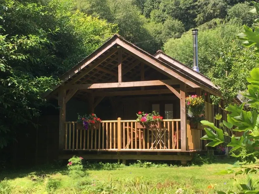 Luxury riverside lodge with covered terrace - Image 1
