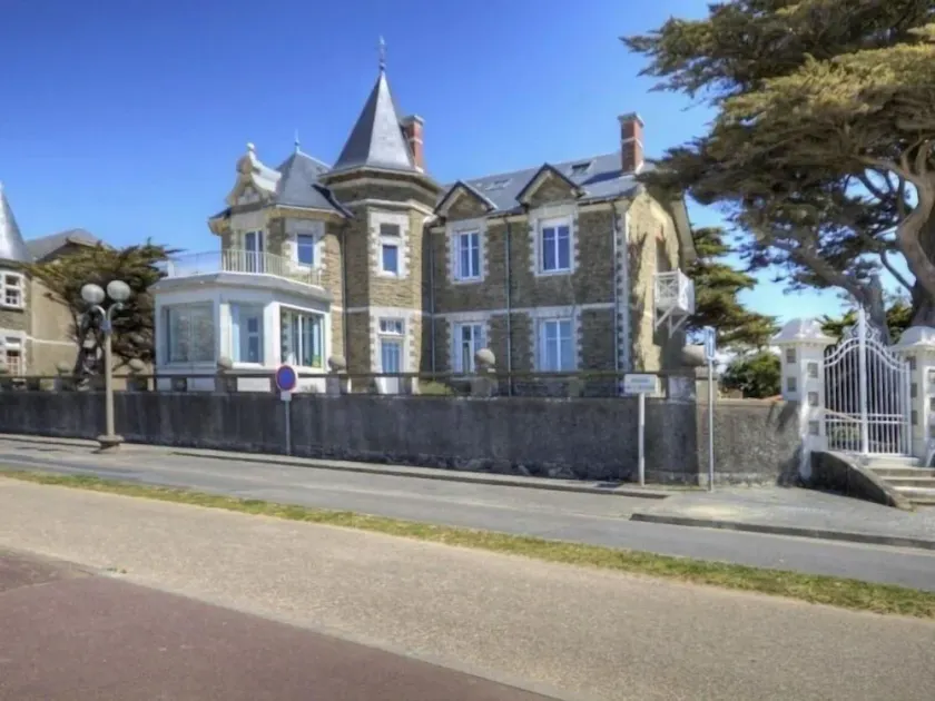 Cottage in Tharon: 2 bedrooms, terrace, parking, near the sea - Image 1