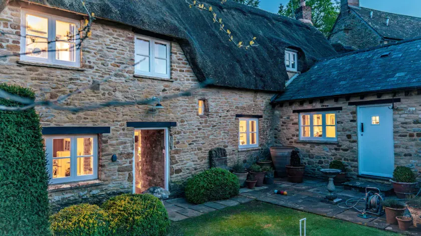 Stunning 4-Bed Thatched Cottage in Oxfordshire - Image 1