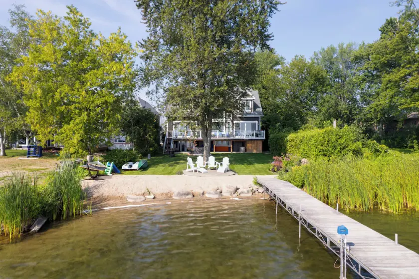 Stunning Waterfront Luxurious Lakehouse 45 mins from Toronto! Great for families - Image 1