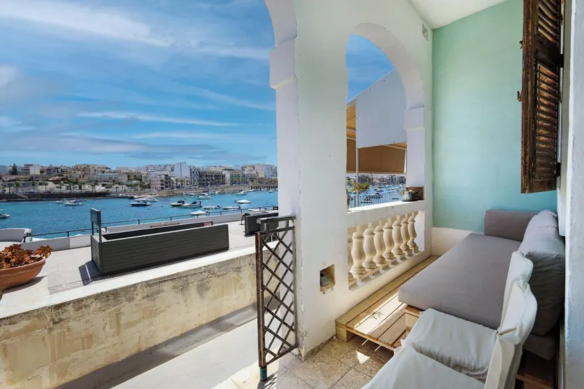 Classic 1BR Seafront Townhouse & Garden - Image 1