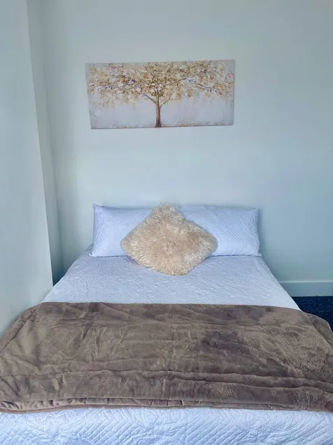 House Sleeps 6 with Parking - Image 1