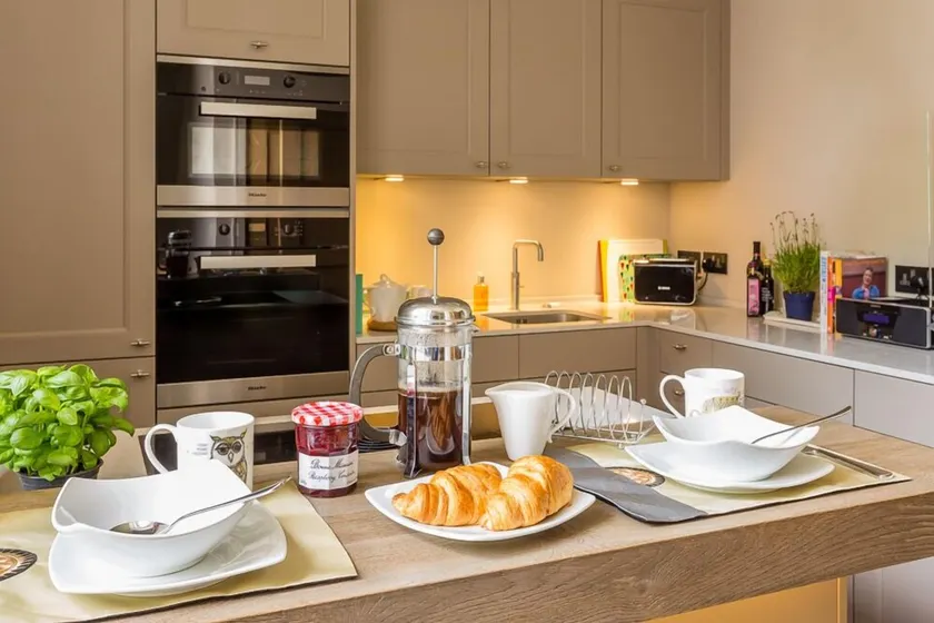 5* reviews - Apt in iconic bldg, Exeter, King Beds, 2 Baths, parking, gym, EV. - Image 1