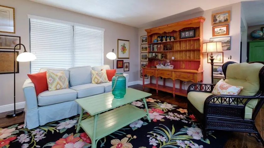 LAST MINUTE DEAL, Charming Elevated Duplex – Relaxing Beach Getaway Near Anna Maria Island- Bay access - Image 1