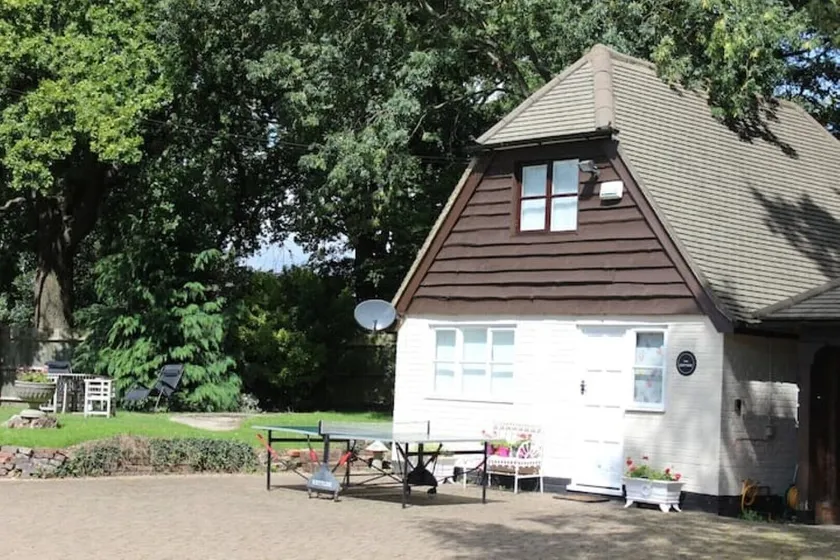 Inclusive, child-friendly, dogs welcome, garden area, near pubs/river/golf - Image 1