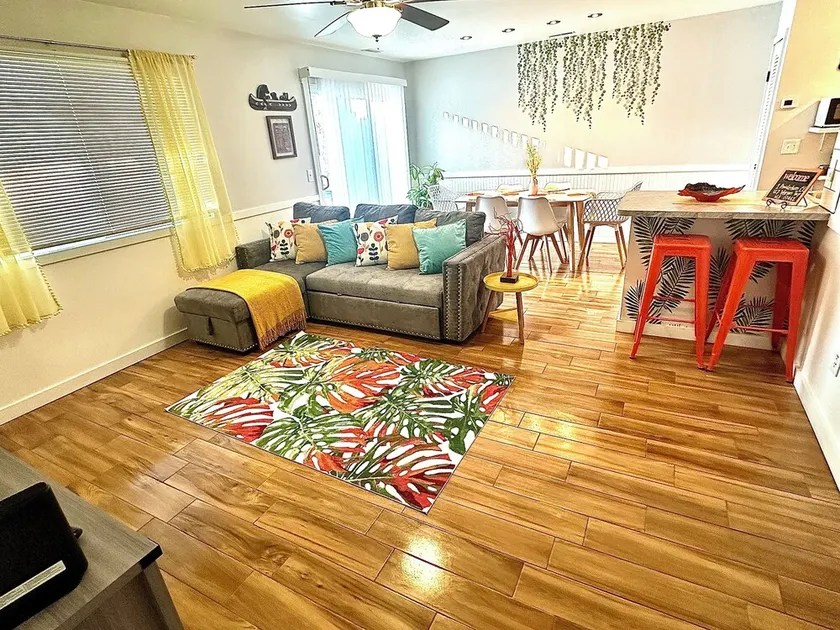 2 bedroom cozy condo with parking on premises - Image 1