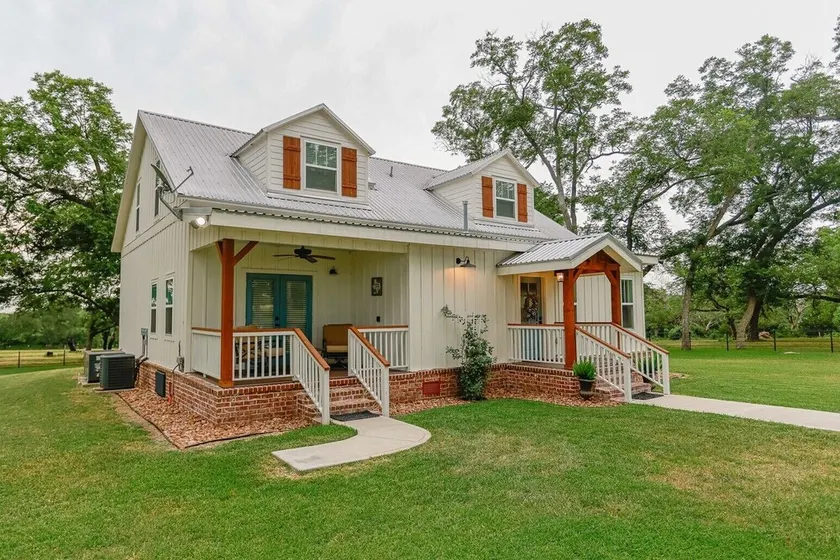 Ren Farmhouse! 17 acres | Game Barn! | 10 mi to Wed Venues! - Image 1