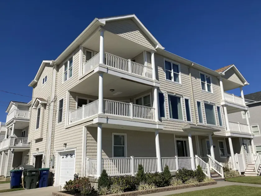 Perfect Beach House; Majestic Ocean Views, less than 100 steps to beach - Image 1