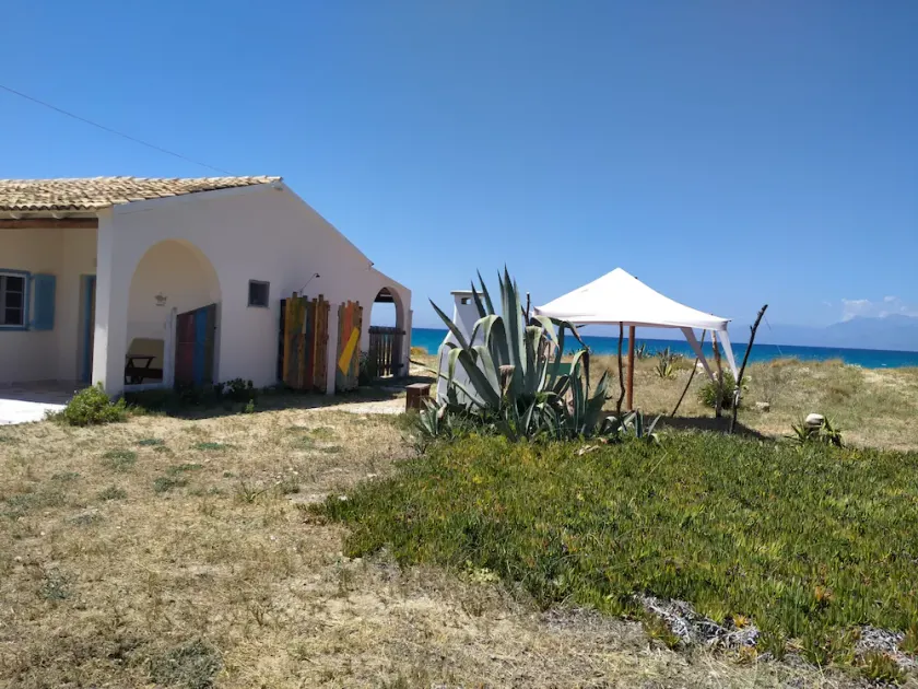 Front beach holiday house - Image 1