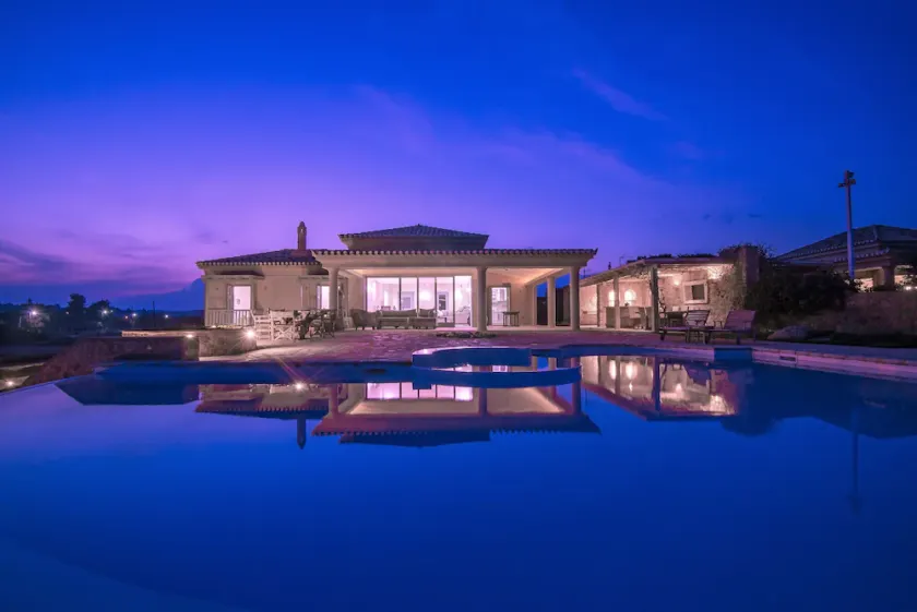 WATERFRONT VILLA DIAMOND WITH DIRECT ACCESS TO THE BEACH & PRIVATE INFINITY POOL - Image 1
