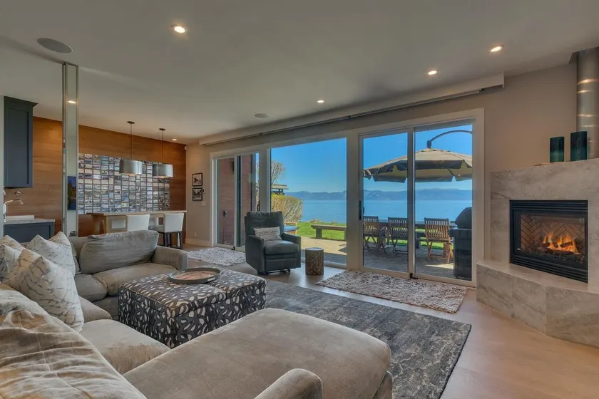Shore Camp - Lakefront: 4 BR / 2. 5 BA quatre chambres à Tahoe City, pour 10 personnes - Image 1