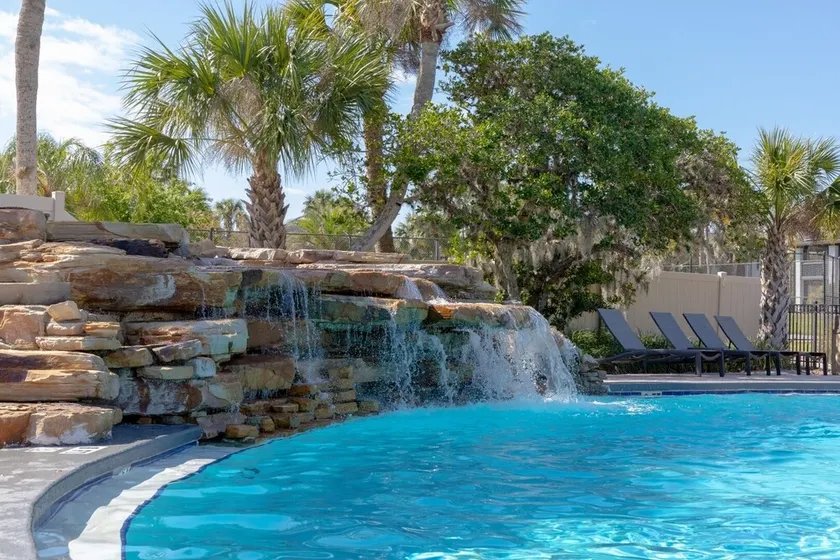 Family Getaway! 2 Cozy Units w/ Pool & Gym Access! - Image 1