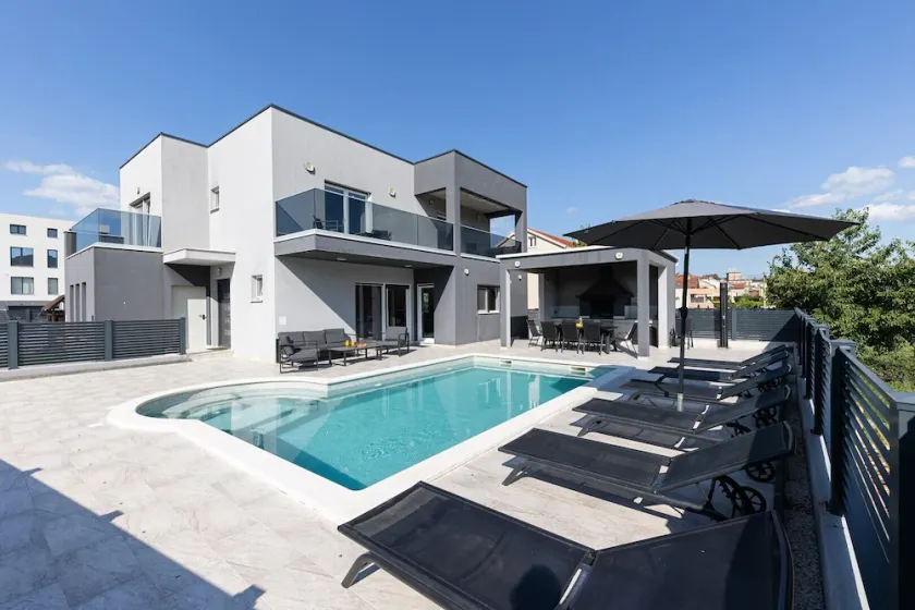 Villa Gabriel mit beheiztem Pool, Whirlpool, Sauna, Kinderspielplatz, WIFI, privatem Parkplatz, tierfreundlich - Image 1
