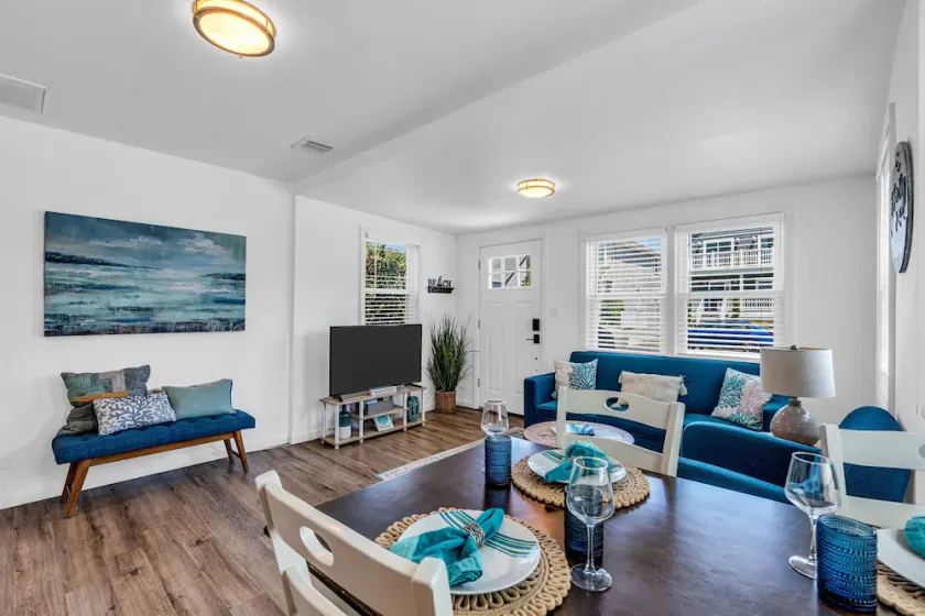 Highly Rated Beach House Blocks to Beach & Main St 6 Badges, Patio, Grill - Image 1