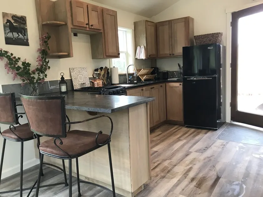 Walking Distance to the town of Vashon, fireplace, patio, bbq... - Image 1