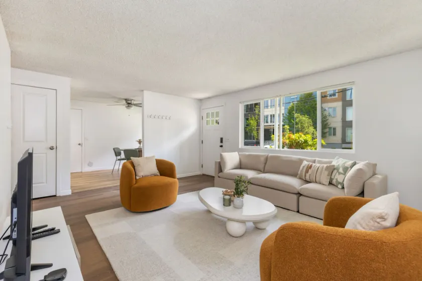 Comfortable Townhouse in Ash Way Lynnwood - Image 1