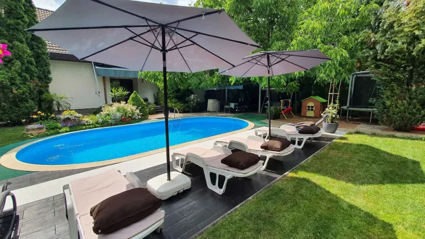 Holiday home with large swimming pool - Image 1