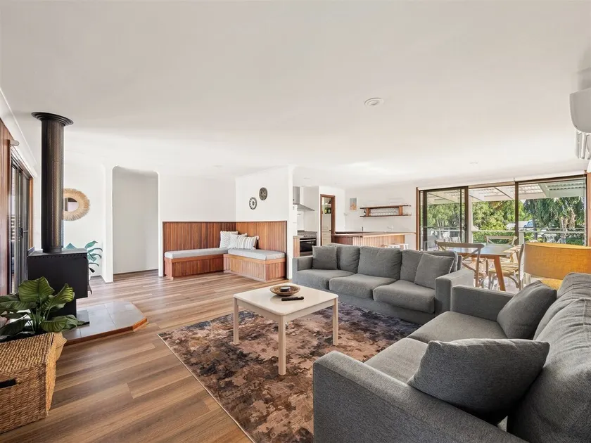 Bay Beach House Beachfront Bliss near Town - Image 1
