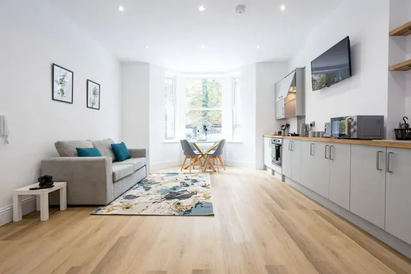 NEW Spacious Flat Ideal for Business Sleeps 4 - Image 1