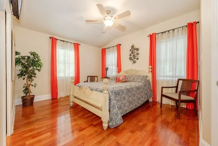 Deck & Private Entrance near UpTown & SouthPark - Image 1