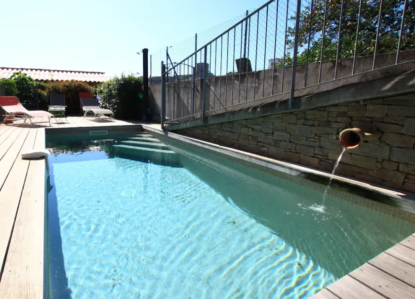 Hus med pool och trädgård - Image 1
