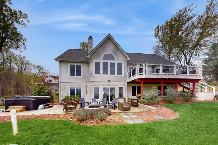 Dog-friendly lake luxury with dry sauna, hot tub, game room - Image 1