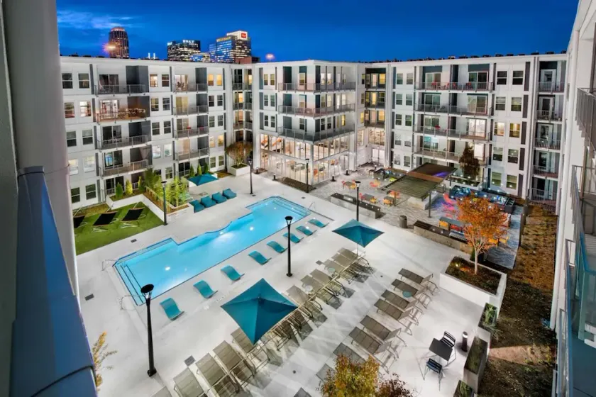 S1be Spacious 1-br w Pool Fitness Center and Dog Park - Image 1