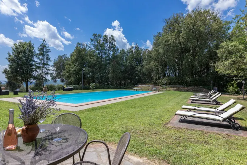 Umgeben von Grün und Natur, eine neu restaurierte Villa und ein Nebengebäude, ideal für eine Gruppe - Image 1