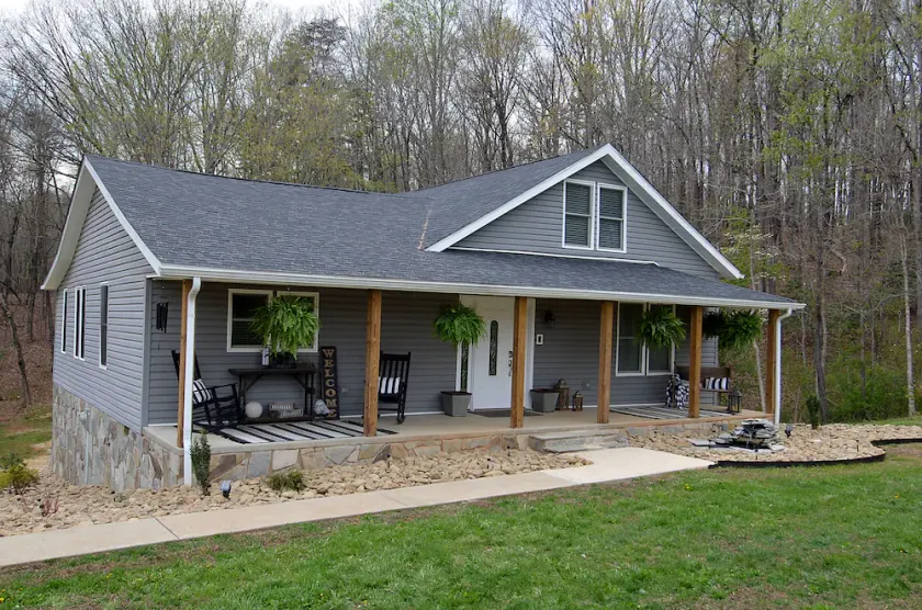 Cozy farmhouse! Pool table, fire pit, minutes to Lake James, downtown Marion! - Image 1