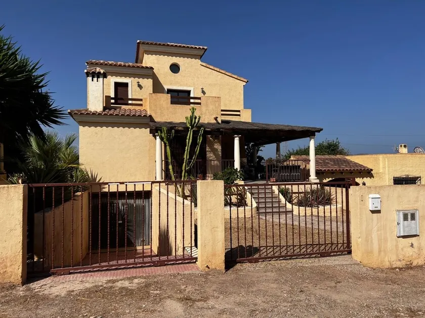Villa Romantique Avec Piscine Privée et Terrasse Couverte - Image 1
