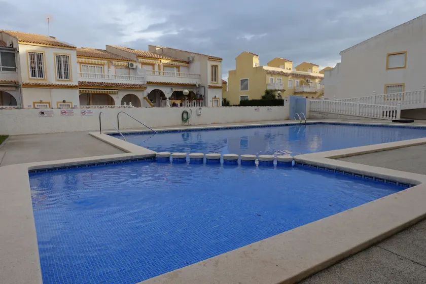3 Bed first floor Apartment, communal pool and sea views, wifi. - Image 1