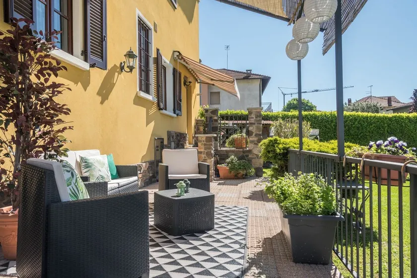 Ferienwohnung Tina's Yellow Home mit Bergblick, WLAN, Terrasse und Garten - Image 1