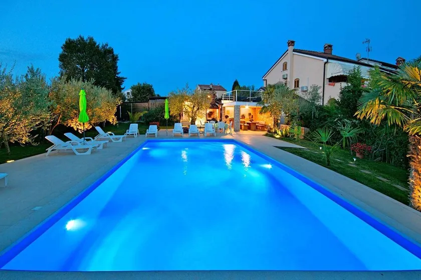 Holiday apartment with sea view and pool - Image 1