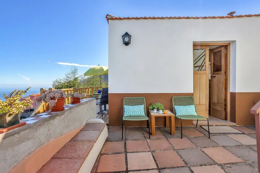 Tiled House with Sea & Mountain Views, Wi-Fi, Terrace, Garden, Pet-Friendly - Image 1